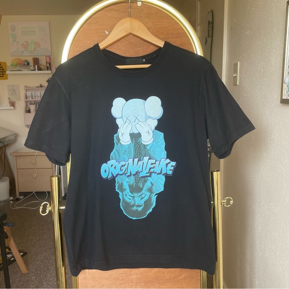 KAWS Original Fake Shirt - Picture 1 of 5